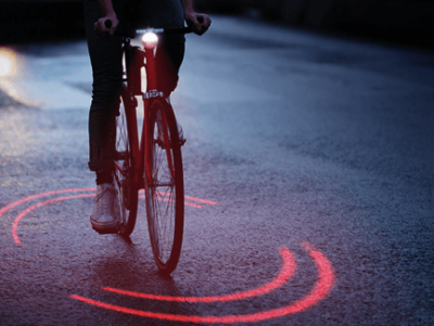 Estas luces especiales para bicis marcan a los coches la distancia de seguridad que deberían guardar