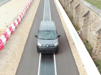 Francia prueba un sistema de recarga inalámbrica de 20 kW para coches eléctricos en circulación