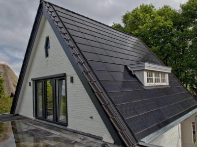 Tejas y fachadas solares negras para la generación de energía solar