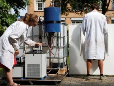Una máquina a energía solar que convierte la orina en agua potable