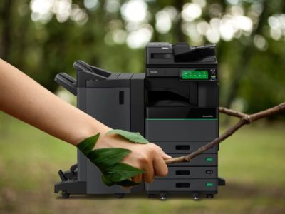 Impresora verde capaz de borrar el papel impreso