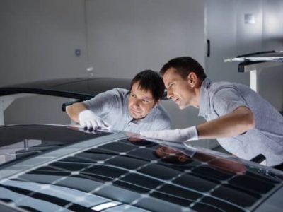 Un techo solar inteligente que produce energía para refrescar los vehículos