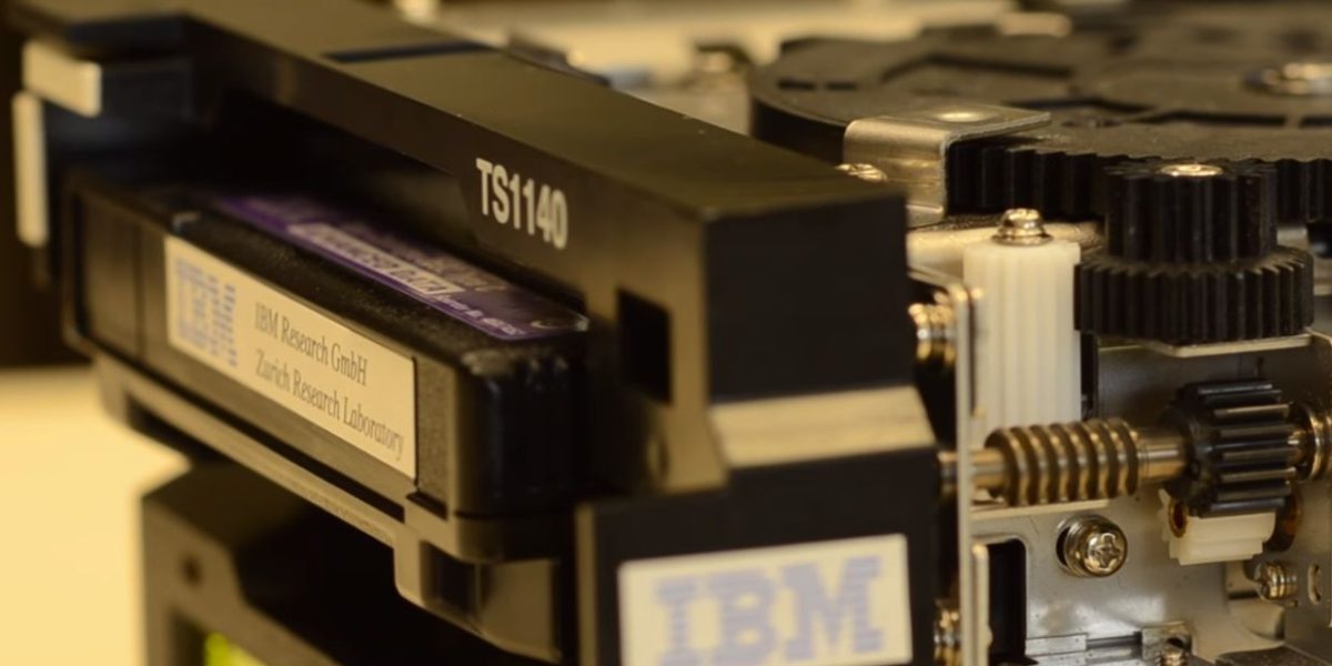 Este cartucho de cinta almacena 330 terabytes y entra en la palma de tu mano