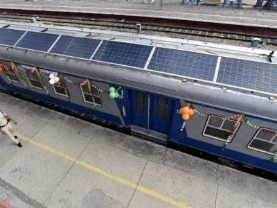 El primer tren con paneles solares de La India ya está en marcha