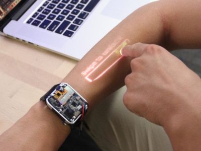 Convierte tu brazo en una pantalla táctil con este smartwatch