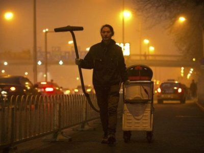 Este hombre convierte el smog de su ciudad en ladrillos de construcción