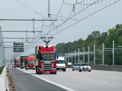 Alemania abre su primera carretera eléctrica para recargar las baterías de los camiones híbridos mientras están circulando