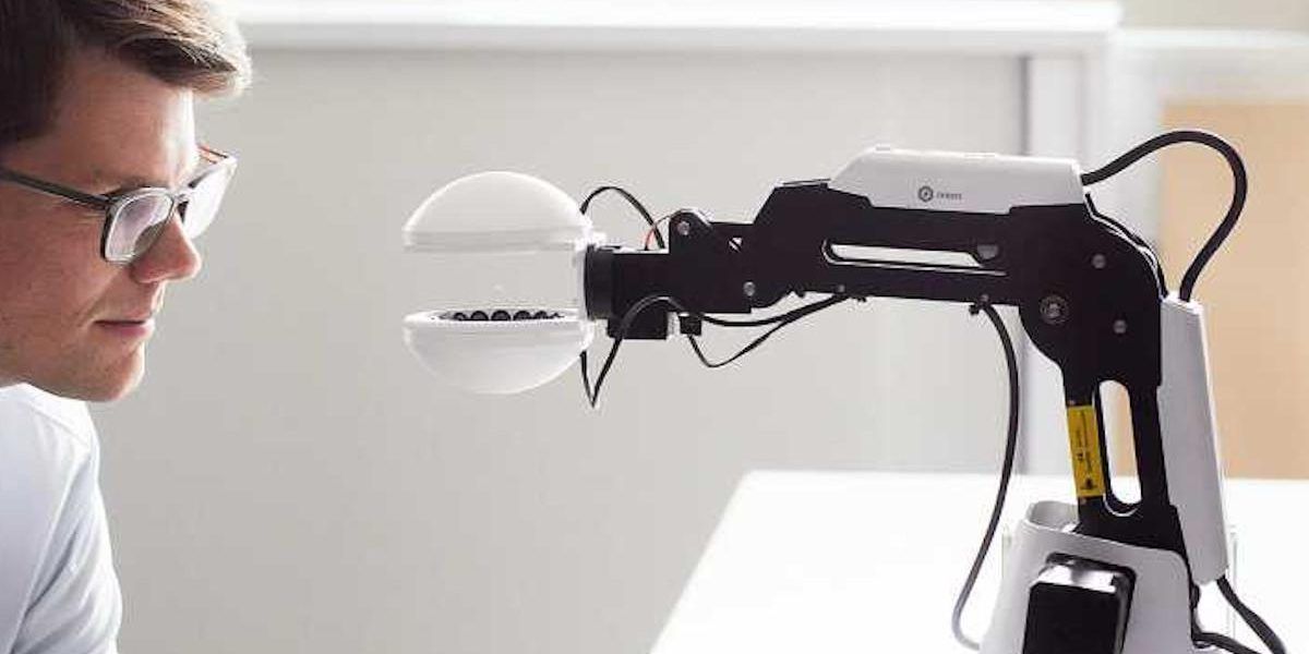 Este robot es capaz de coger cualquier objeto sin tocarlo