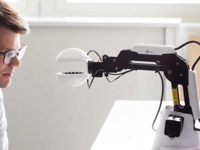 Este robot es capaz de coger cualquier objeto sin tocarlo