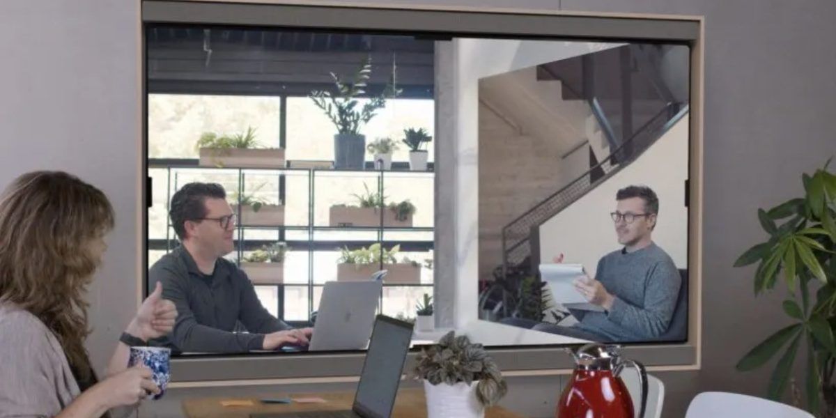 Esta pantalla gigante para videollamadas está diseñada para teletrabajar como si tuviéramos un compañero a nuestro lado
